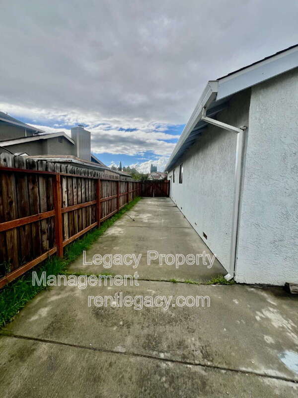 Building Photo - 827 Crested Dr