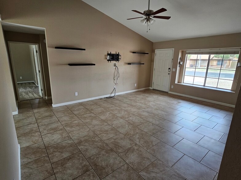 Building Photo - 4945 E Fox St