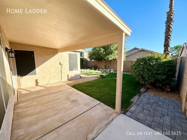 Building Photo - 363 W Bruce Ave