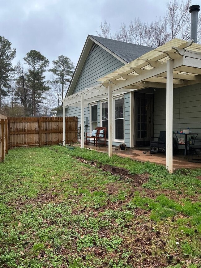 Building Photo - 2/2