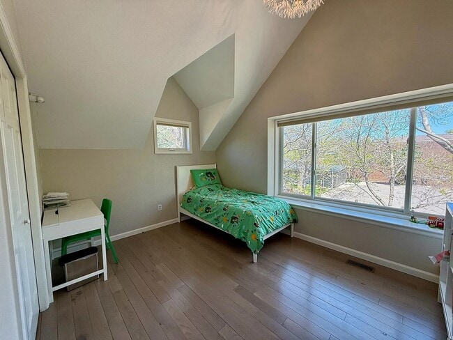 Building Photo - Furnished or Unfurnished: Updated 4 Bed 3....
