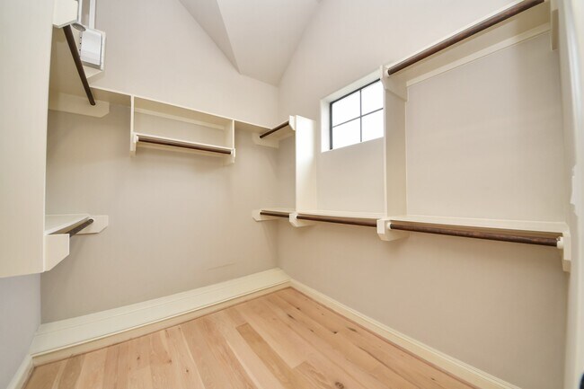 Building Photo - 3229 Maxroy St