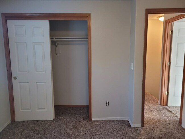 Building Photo - Beautiful 3 bedroom 2.5 bath home with lar...