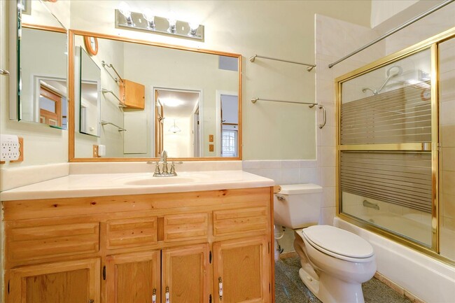 Building Photo - Fantastic 2-Bed, 2-Bath Townhouse with Pri...