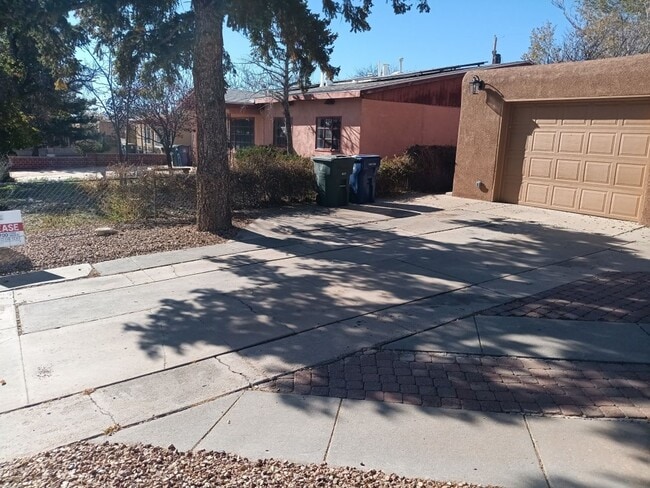 Building Photo - Stunning 4-bedroom 3-bathroom home in Santa Fe! Showings available NOW!