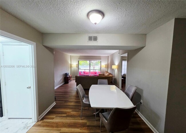Building Photo - 4164 Inverrary Dr