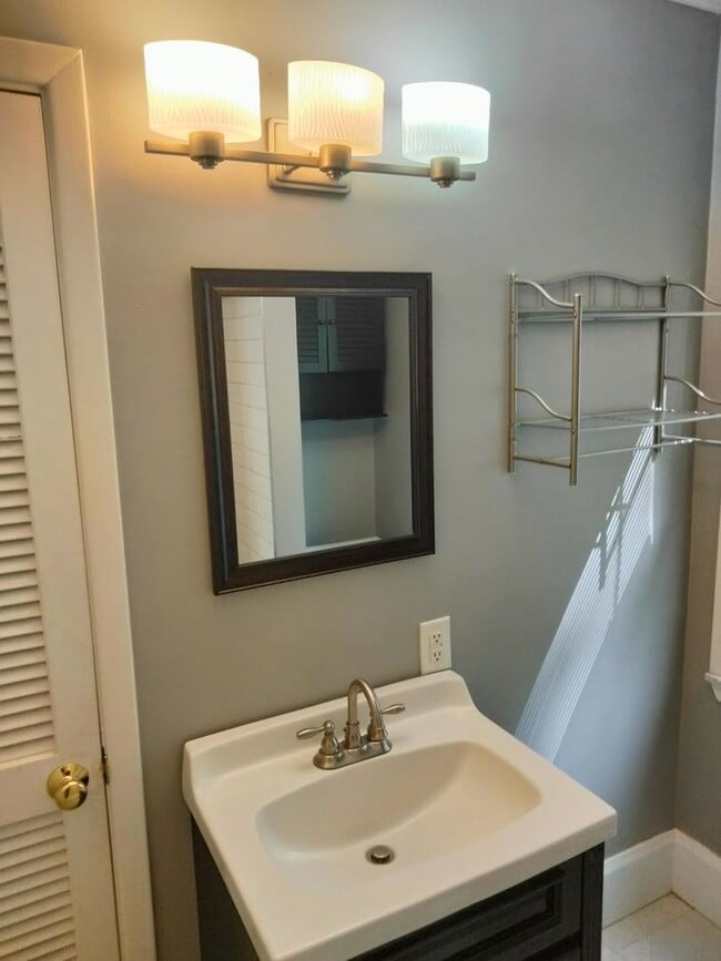 Building Photo - Beautiful 2-Bedroom Brookline Home for Rent