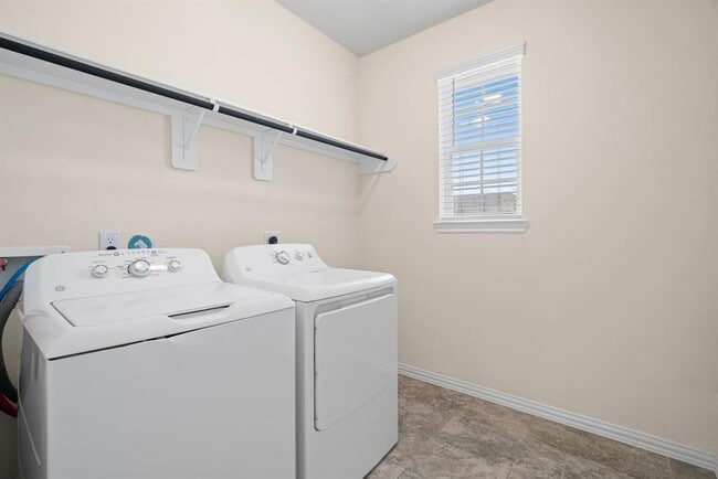 Building Photo - 1234 Lone Pine Dr