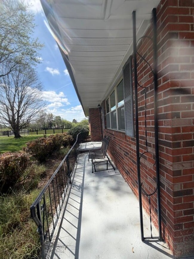 Building Photo - Maryville 37801 - Newly Remodeled 2 bedroom 2 full bath rancher with carport - Contact Debra John...