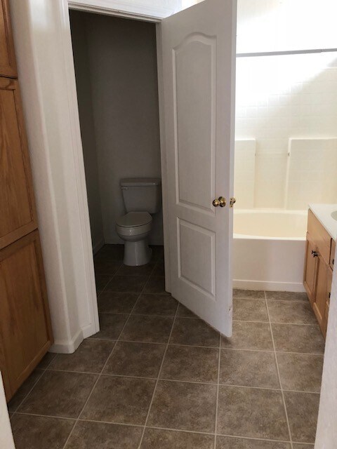 Building Photo - Very nice home near golf course