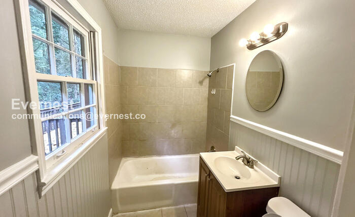 Building Photo - 1437 Highland Dr