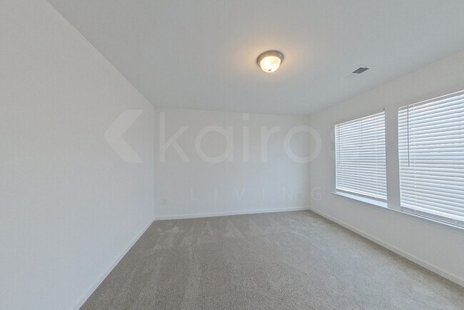 Building Photo - 100 English Oak Ln