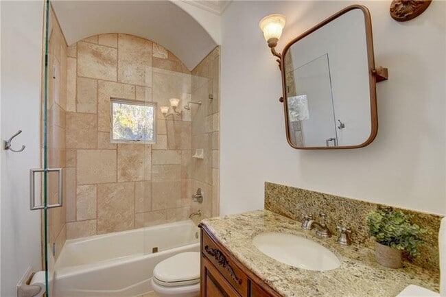 Building Photo - 1320 S Lakeside Dr