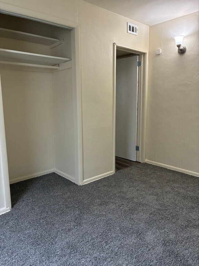 Building Photo - 2 Bedroom 1 Bathroom Single Family Home in...