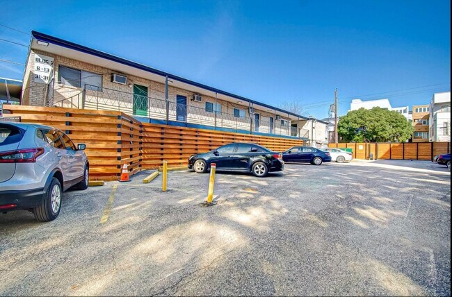 Building Photo - 1903 Commonwealth St