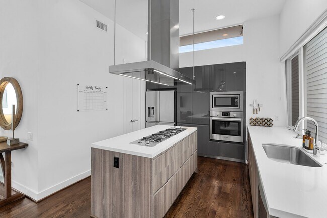 Building Photo - 1159 W 18th St