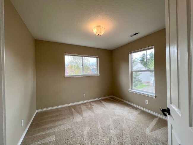 Building Photo - Spacious 4 Bed, 2.5 Bath House!