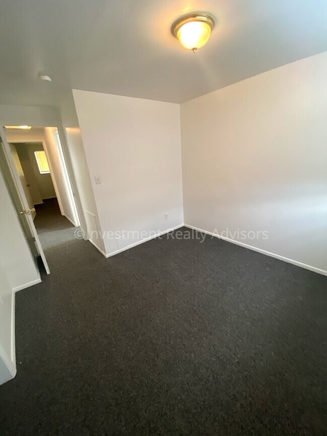 Building Photo - 218 Edith Ave S