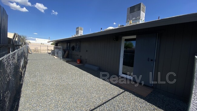 Building Photo - 1027 S Santa Rita Ave