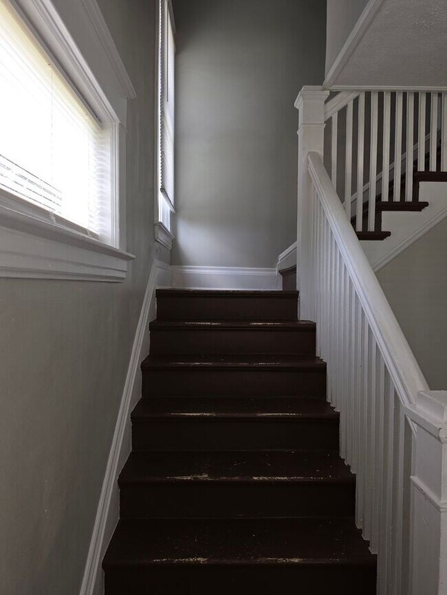 Building Photo - Three Bedroom Single Family home