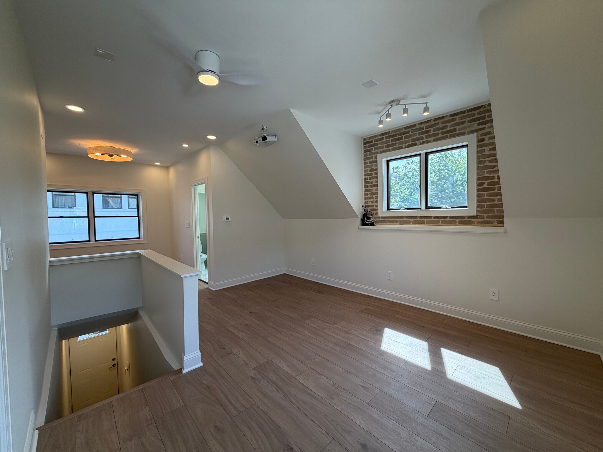 Building Photo - 5016 N Lawndale Ave