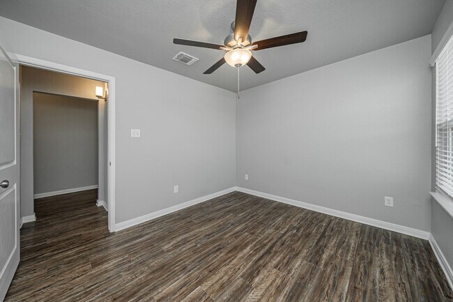 Building Photo - Bright & Cozy Home