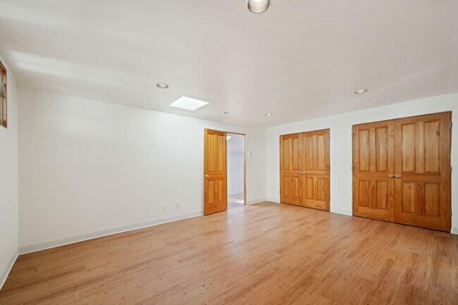 Building Photo - Rustic Loft-Style Home in Arroyo Hondo