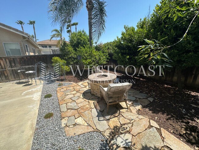 Building Photo - Bright & Spacious 4-Bed Townhome in Prime ...