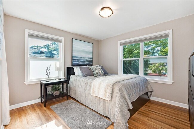 Building Photo - Beautiful Craftsman House with Large Yard and Detached Garage!