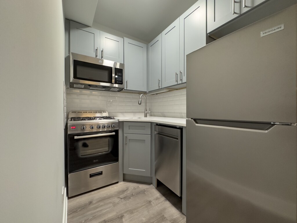 Building Photo - 515 W Belmont Ave