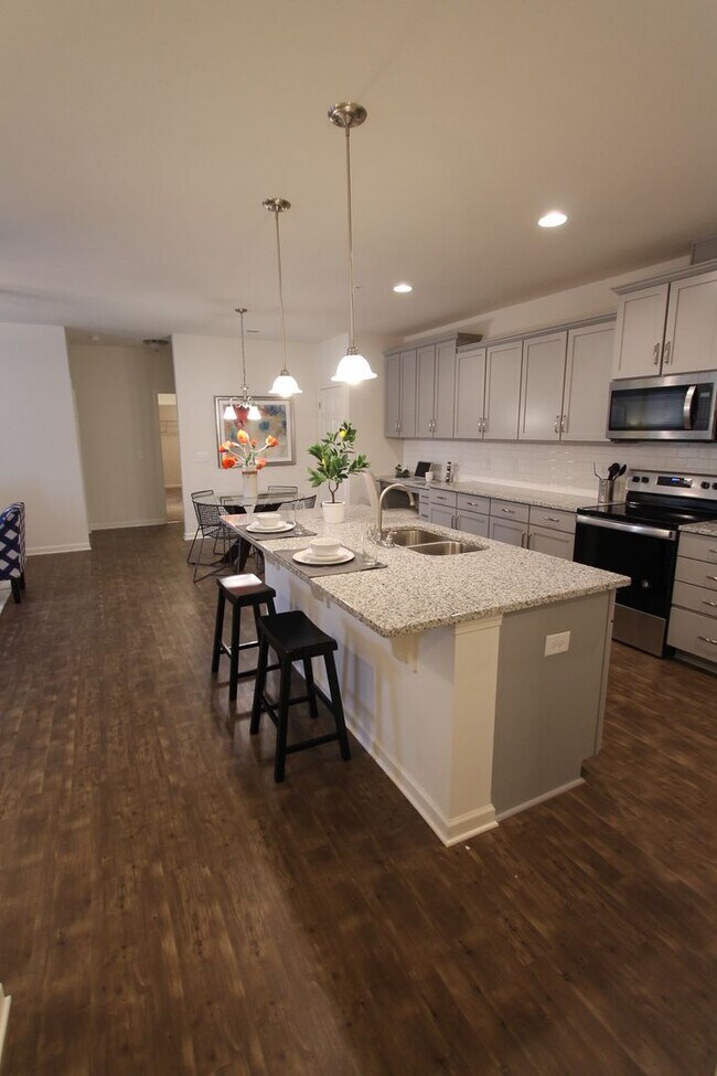 Building Photo - BEAUTIFUL 3BD 2.5 BTH Apartment home RAINT...