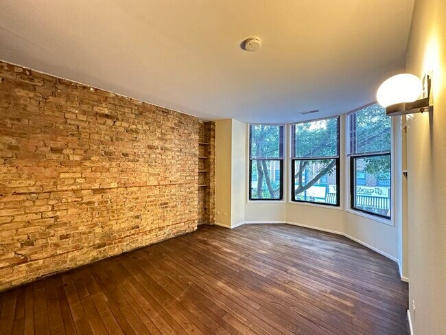 Building Photo - 605 W Surf St