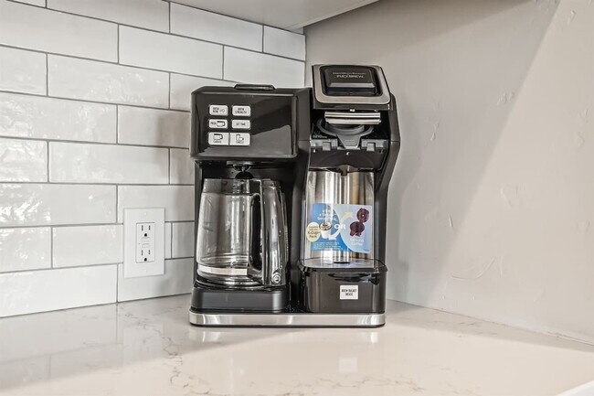 Building Photo - 1013 Yew Wood St