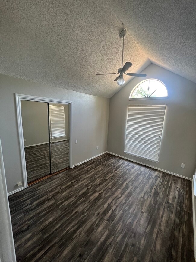 Building Photo - 906 Teakwood Ln