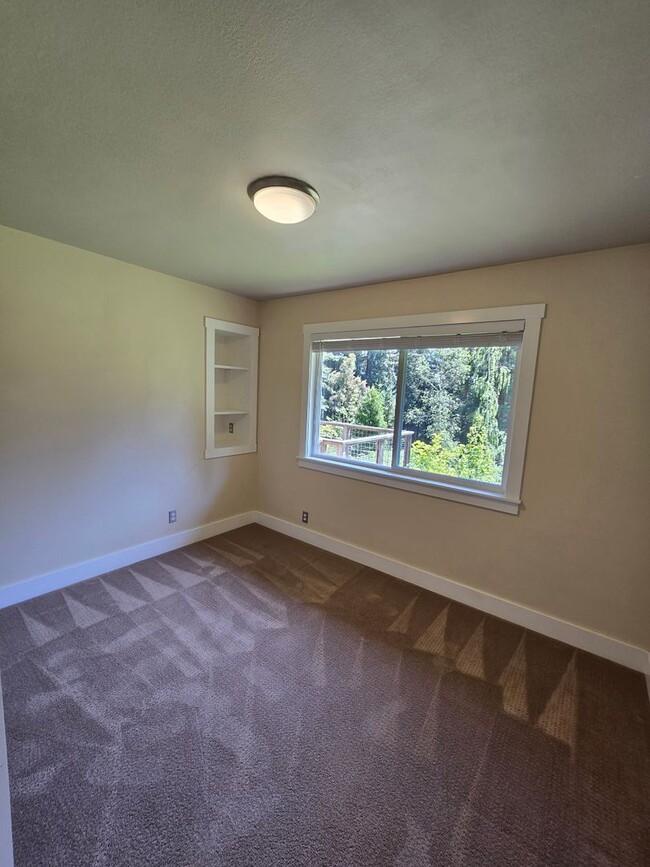 Building Photo - Large and stunning home in rural Sebastopol!