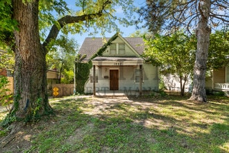 Building Photo - 1007 N Yale Ave