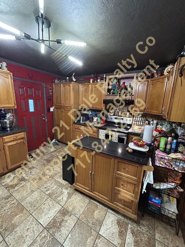 Building Photo - Large 3 Bedroom, 2 Bath Pet friendly home with off street parking and a 600sqft detached garage