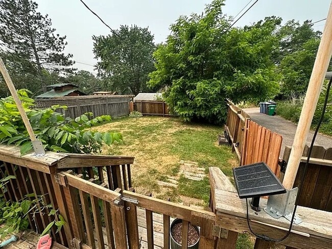Building Photo - Charming 3 Bedroom with Sundeck!!!