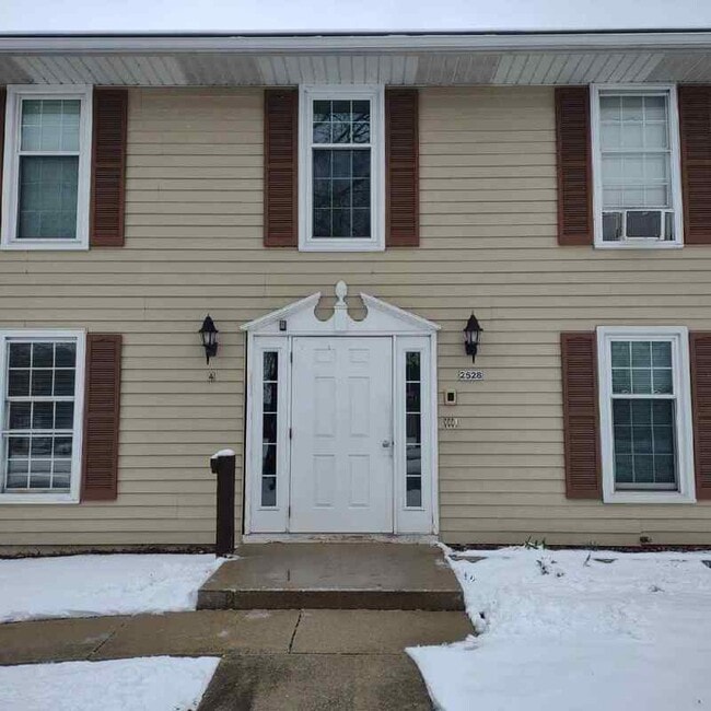 Building Photo - 2528 Camelot Blvd