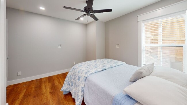 Building Photo - 4BR/4BA Townhome in the Heart of Fort Sand...
