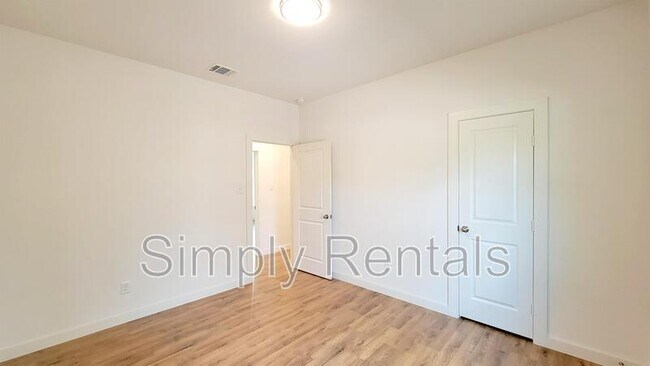 Building Photo - Gordon 3304