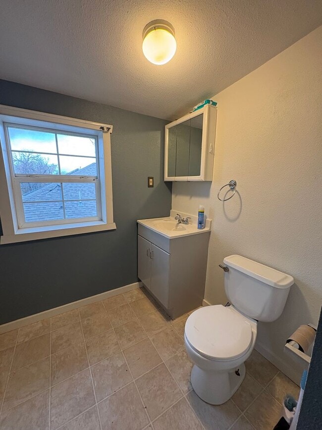 Building Photo - Close to Downtown Upper Level Apartment