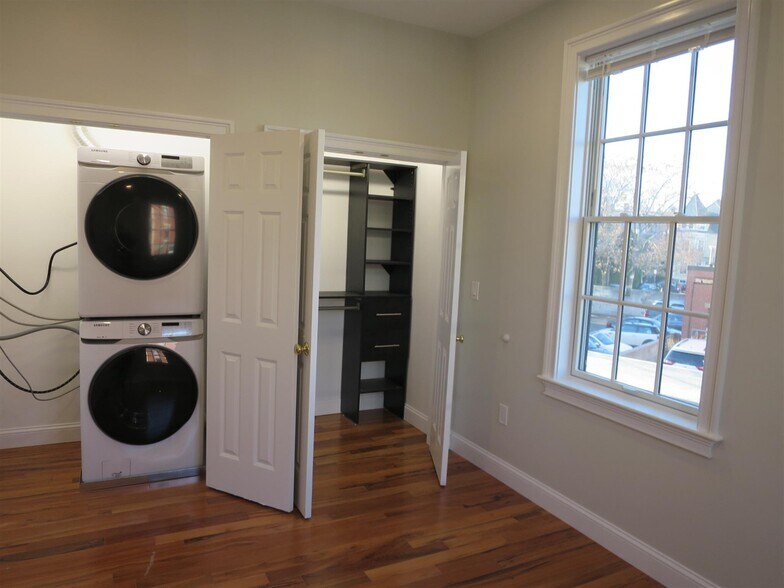 Building Photo - 136 Inman St