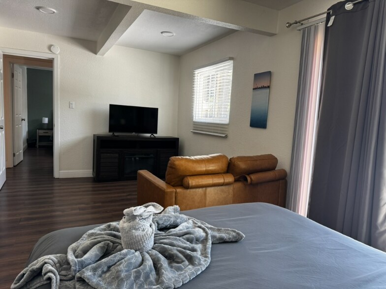 Building Photo - 2120 Kinsington St