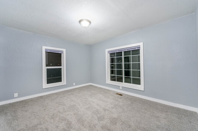 Building Photo - 407 W 6th Ave