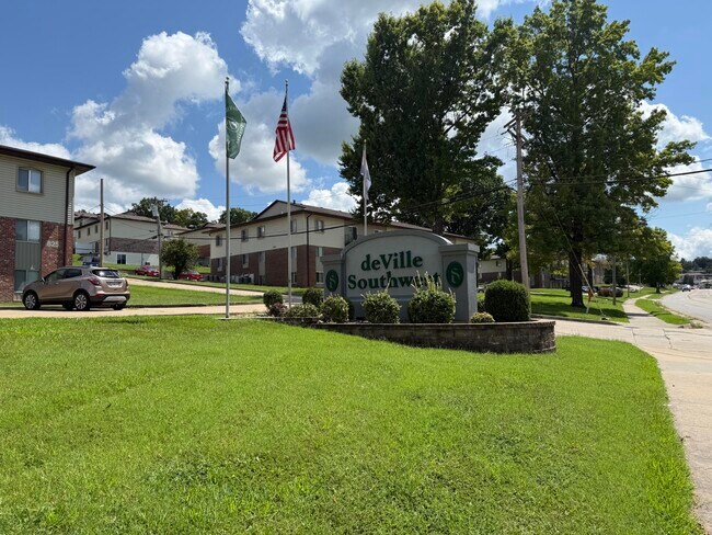 Building Photo - 827 Southwest Blvd
