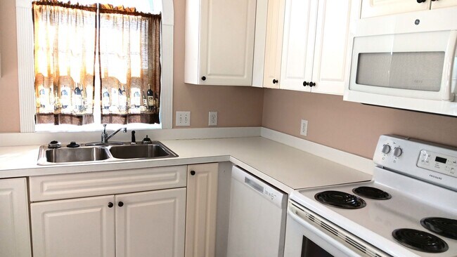 Building Photo - LOVELY 2 BEDROOM, 2 BATHROOM FURNISHED CON...