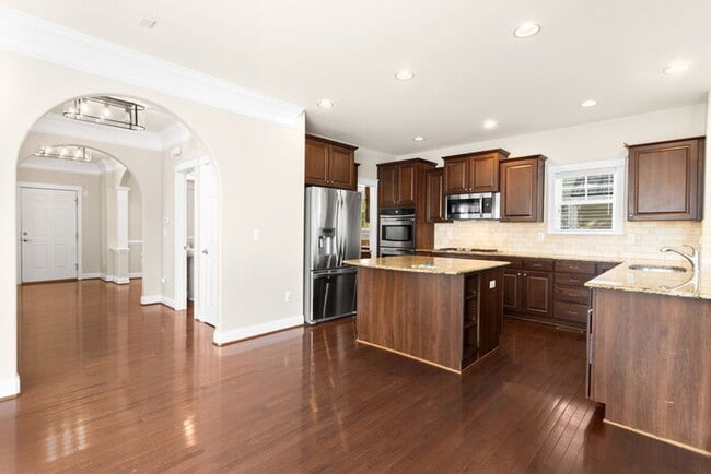 Building Photo - Spacious, modern 5 bed 4 bath home