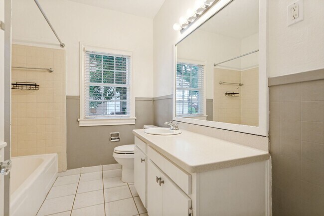 Building Photo - CHARMING ALAMO HEIGHTS COTTAGE
