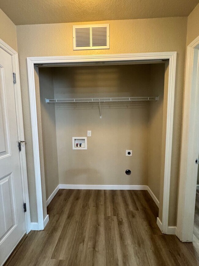 Building Photo - 3 Bedroom in Sierra Springs